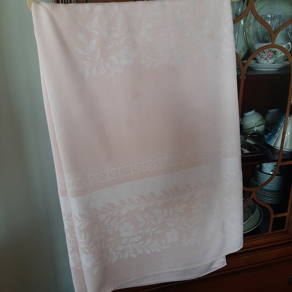 Vtg Damask Pastel Pink Tablecloth and 6 Piece Napkin Set. - Picture 9 of 11